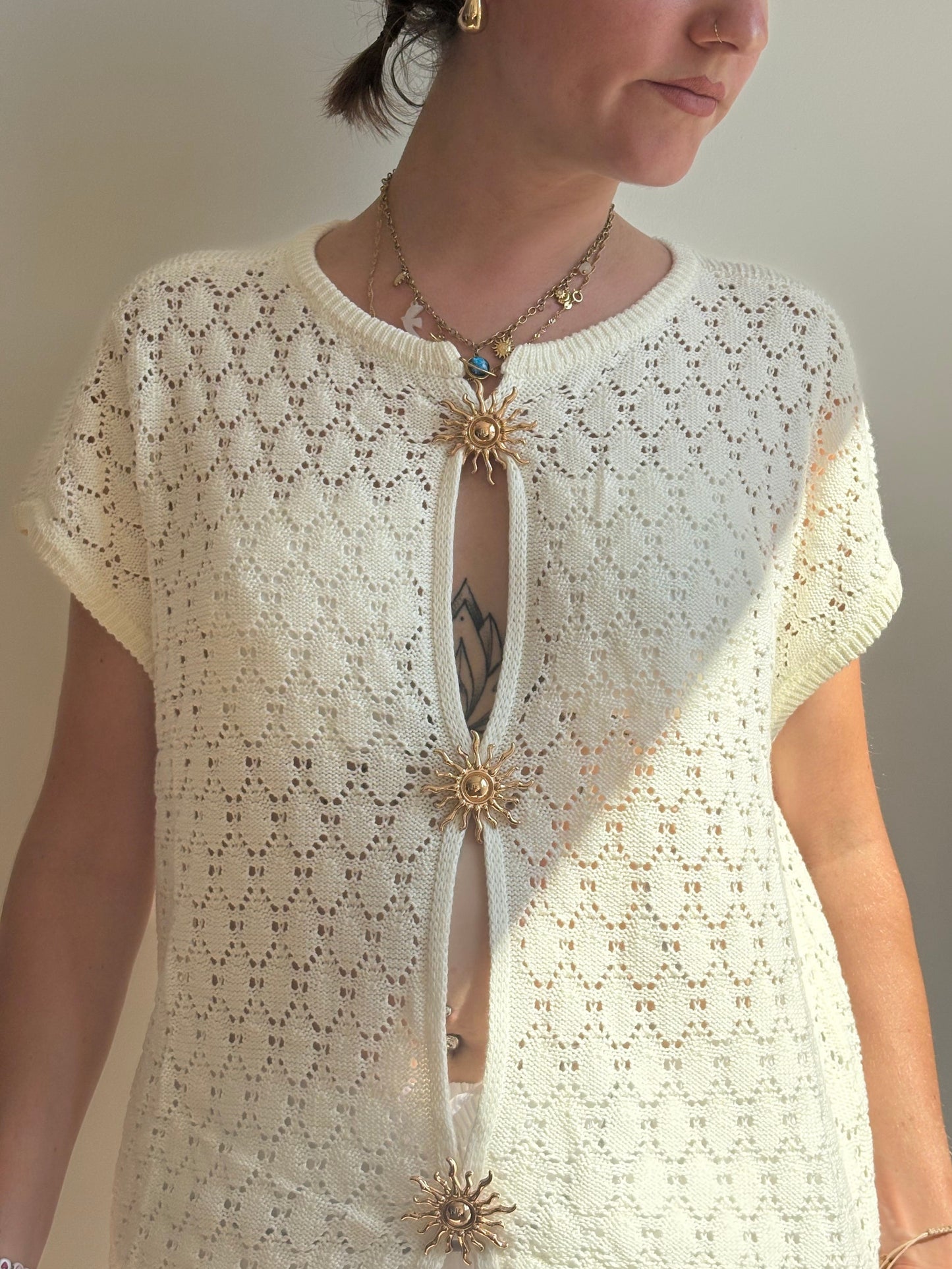 Gilet crochet avec broches soleil ☀️